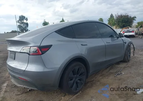 2025 Tesla Model Y Long Range Dual Motor All-Wheel Drive z USA, uszkodzony, nr VIN 7SAYGDEE0SF297224